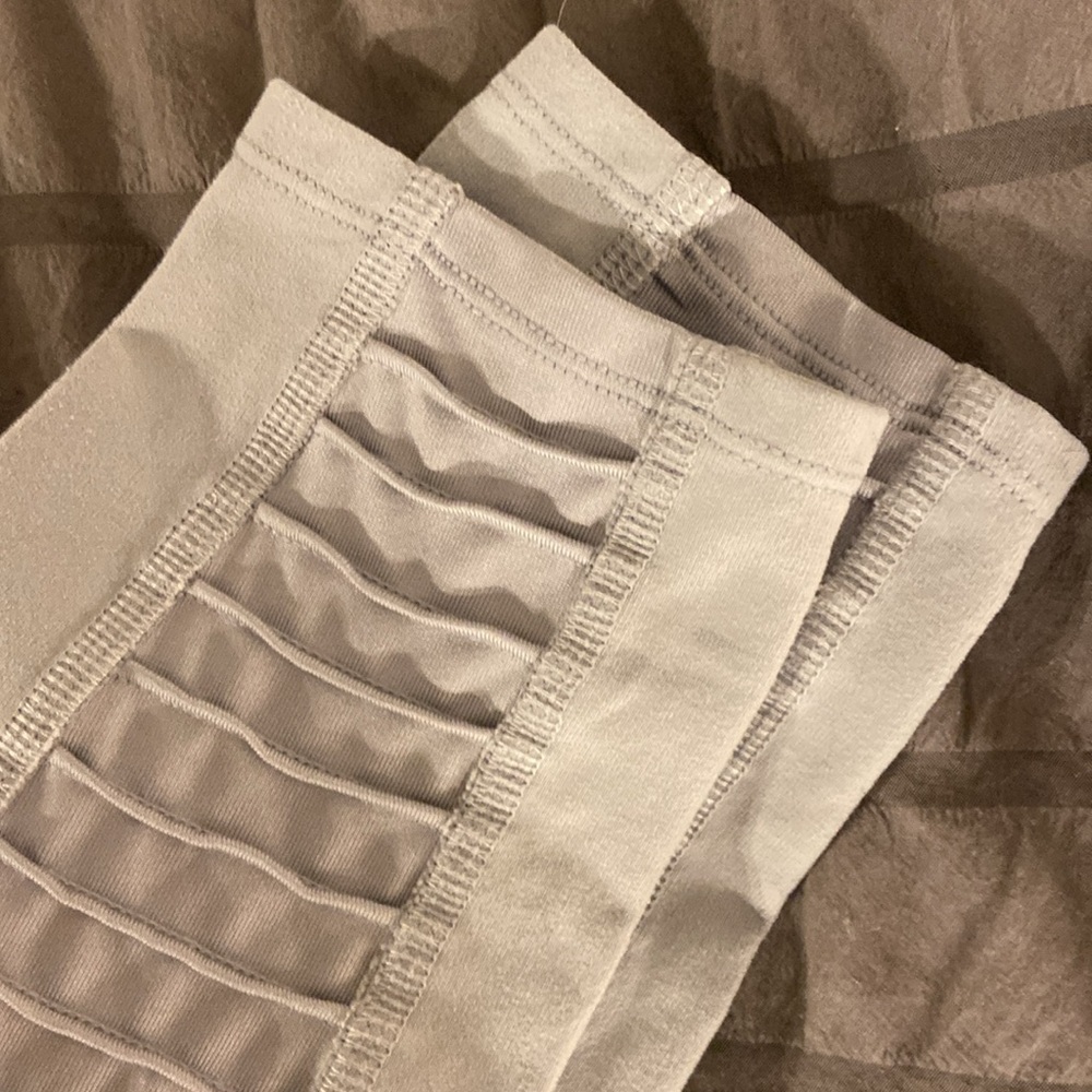 Alo Yoga moto leggings, high waisted in alloy, sz XS - Picture 3 of 6